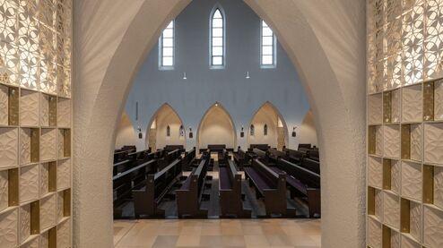 Einblick Kirchenschiff Aus Seitenkapelle ins Kirchenschiff