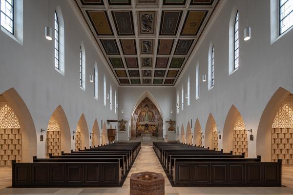 Panorama Kirche Gesamtansicht Kirchenschiff vom Haupteingang aus